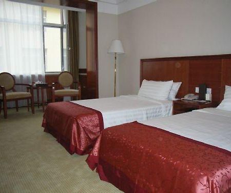 Dong Yuan Business Hotel Yantai Room photo